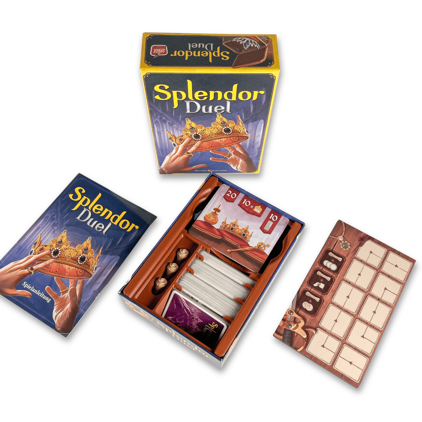 Foto des Brettspiels Splendor Duel in geöffneter Verpackung. Zu sehen sind die Spielschachtel mit dem Covermotiv einer goldenen Krone, das geöffnete Inlay mit Karten, Spielmaterial, Figuren und Chips, die Spielanleitung sowie ein Spieltableau mit Feldern und Symbolen. Alle Spielkomponenten sind ordentlich sortiert und auf einem weißen Hintergrund arrangiert.